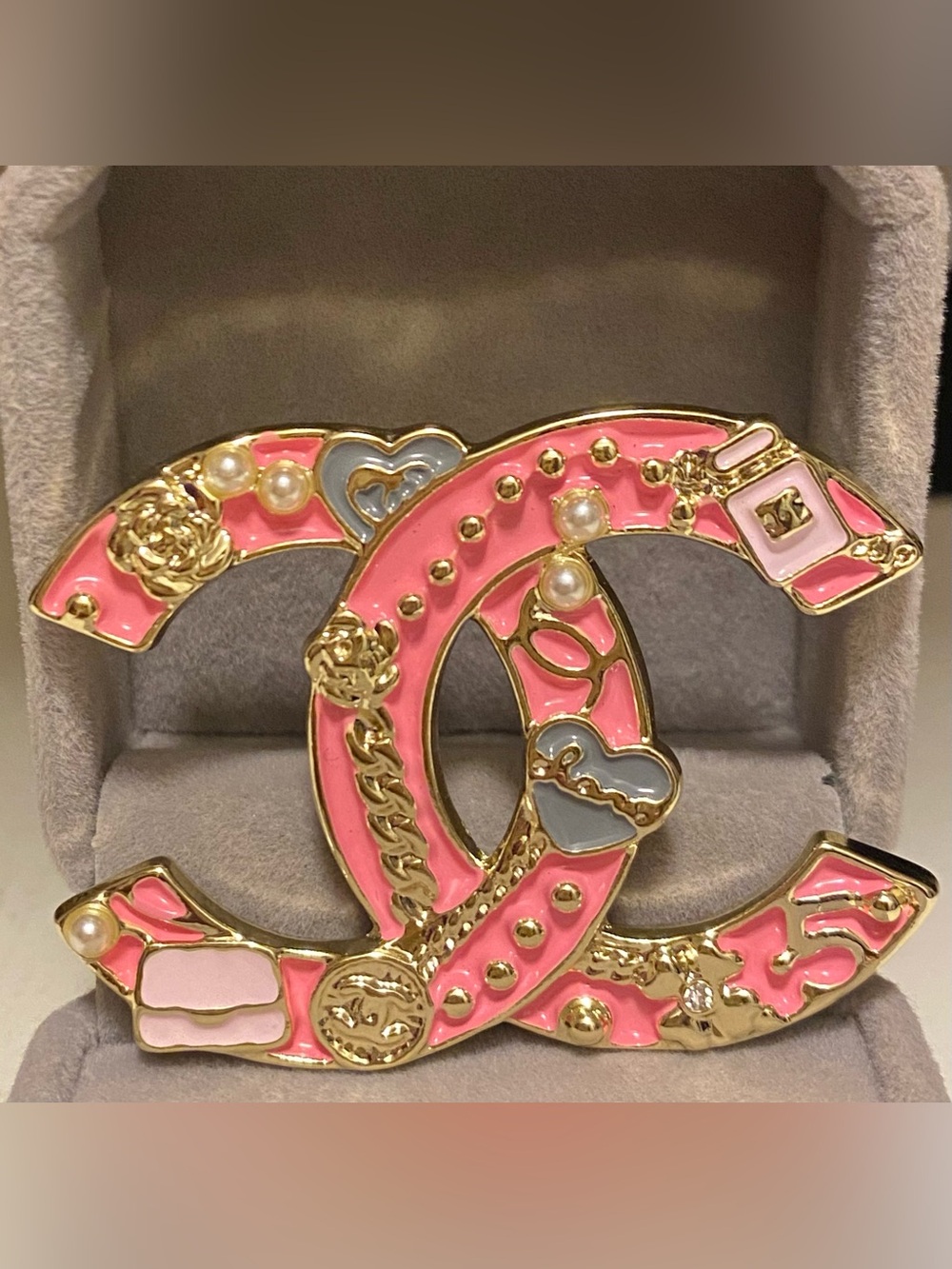 Fashion Jewelry Pink and Gold Interlocking Logo C-C-Brooch with Pearls Large